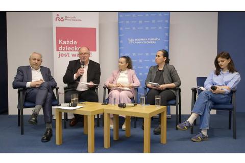 osoby siedzą w sali 