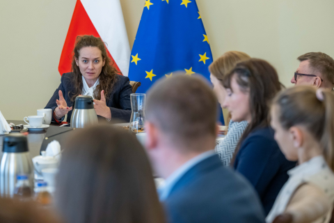 osoby siedzą w sali 