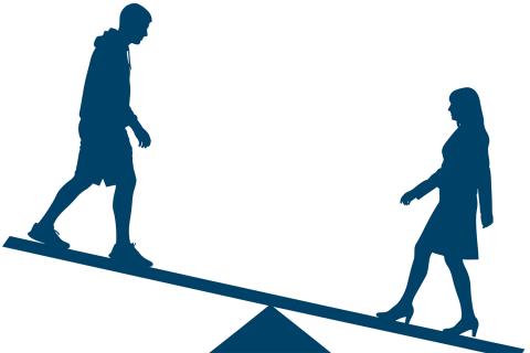 równoważnia na której sylwetka kobiety przeważa sylwetkę meżczyzny