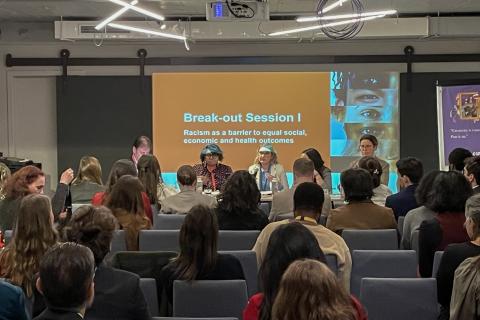 osoby siedzą w sali 