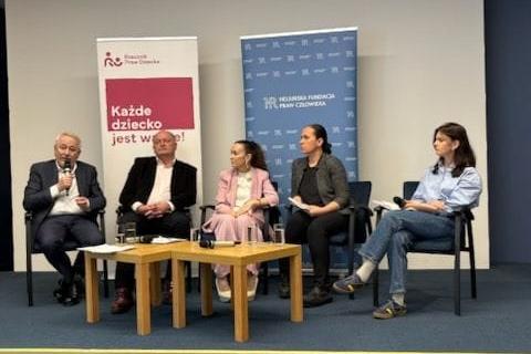 osoby siedzą w sali 