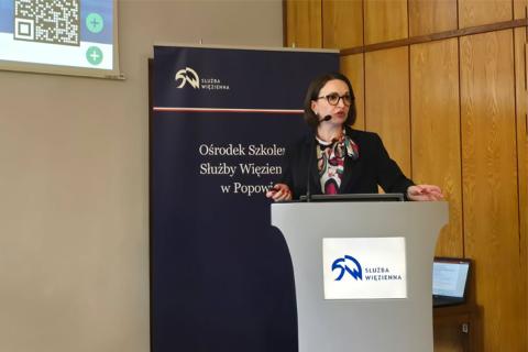 osoba przemawia na stojąco