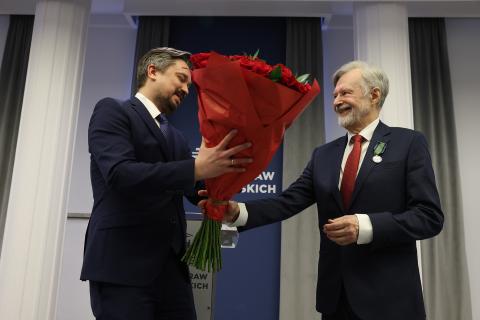 Marcin Wiącek wręcza Markowi Balickiemu bukiet róż