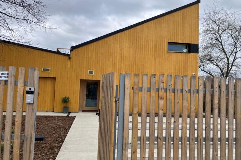 widok budynku za ogrodzeniem