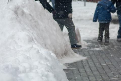 wielka pryzma sniegu w tle dwie osoby 