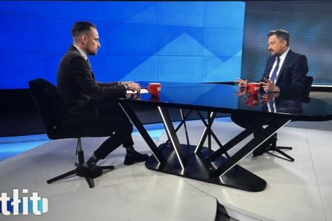 Wywiad RPO dla portalu WP.pl, dwóch mężczyzn przy stole