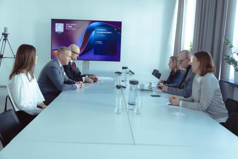 osoby siedzą w sali 