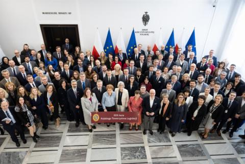 osoby stoją w sali widziane z góry