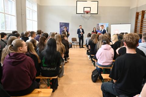 Rzecznik Praw Obywatelskich na sali w szkole