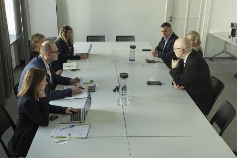 osoby siedzą w sali 