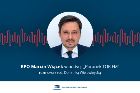 Plansza z portretem Marcina Wiącka i podpisem "RPO Marcin Wiącek w audycji "Poranek TOK FM" - rozmowa z red. Dominiką Wielowieyską"