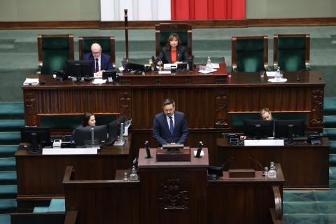 Marcin Wiącek wypowiada się z sejmowej mównicy. 