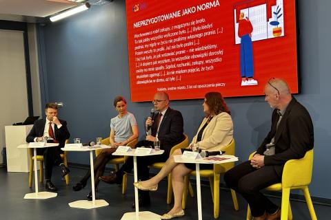 osoby siedzą w sali 