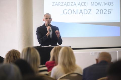 osoba przemawia na stojąco