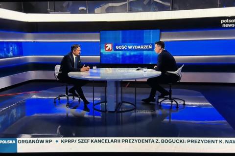 Marcin Wiącek w studio Polsat News. Dwóch mężczyzn za stołem