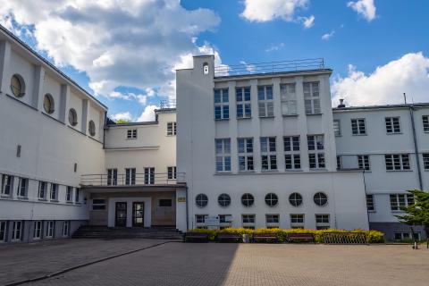 Trzypiętrowy gmach uczelni