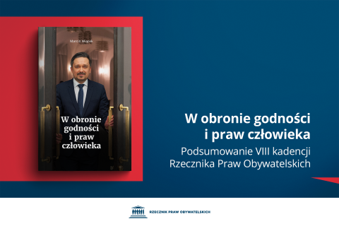 Plansza z tekstem "W obronie godności i praw człowieka - Podsumowanie 8. kadencji Rzecznika Praw Obywatelskich" i ilustracją przedstawiającą okładkę książki - uśmiechniętego mężczyznę w garniturze otwierającego drzwi