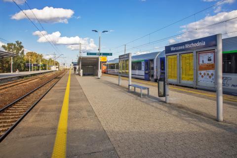 widok pustego peronu na dworcu kolejowym 