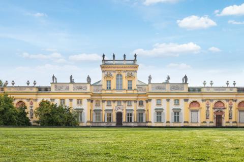 widok na pałac z trawnikiem przed nim 