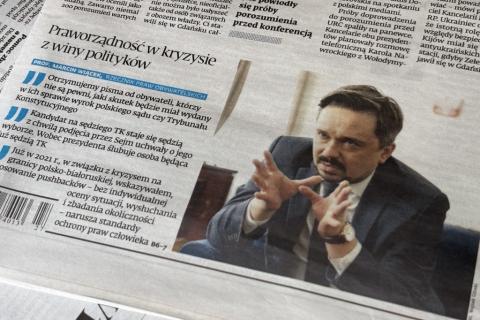 gazeta z fotografią gestykulującej  osoby 
