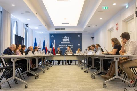 Sala konferencyjna, ludzie wokół stołu