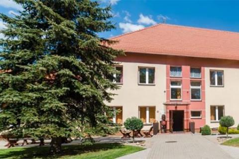 dom piętrowy wśród drzew