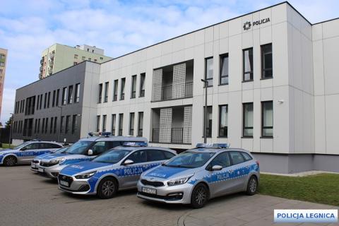 budynek z radiowozami stojącymi przed nim 