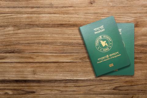 dwa paszporty w zielonych okładkach lezą na stole