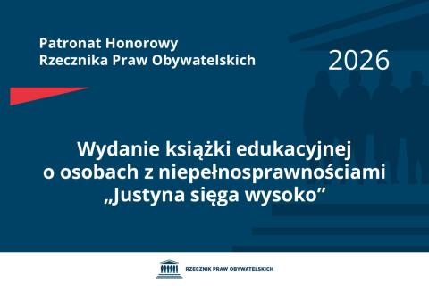 Plansza: na granatowym tle biały napis o treści: Patronat Honorowy Rzecznika Praw Obywatelskich Wydanie książki edukacyjnej o osobach z niepełnosprawnościami „Justyna sięga wysoko”, poniżej na białym pasku granatowy logotyp Biura RPO