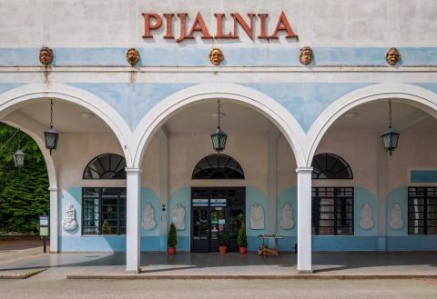 Budynek z napisem Pijalnia