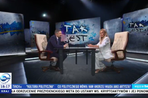 Dwoje ludzi za stołem w studio TVN