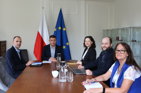 osoby siedzą w sali 