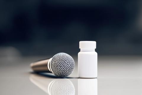 mikrofon i opakowanie leków 