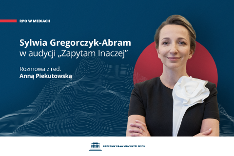 Plansza z tekstem "Sylwia Gregorczyk-Abram w audycji "Zapytam Inaczej" - rozmowa z red. Anną Piekutowską" i zdjęciem uśmiechniętej Sylwii Gregorczyk Abram