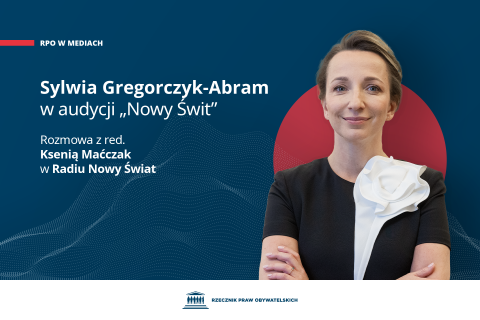 Plansza z tekstem "RPO w mediach - Sylwia Gregorczyk-Abram w audycji "Nowy Świt" - Rozmowa z red. Ksenią Maćczak w Radiu Nowy Świat" i ilustracją - portretem uśmiechniętej Sylwii Gregorczyk-Abram z założonymi rękoma