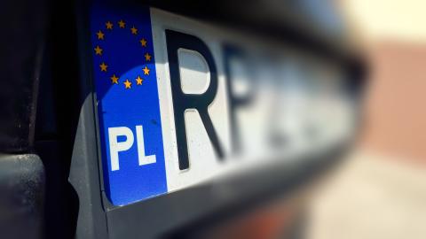 zdjęcie przedstawaia tablicę rejestracyjną auta z widocznym fragmentem PL i pierwszymi literami RP