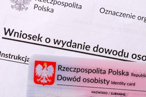 Polski dowód osobisty leżący na wydrukowanym wniosku o jego wydanie