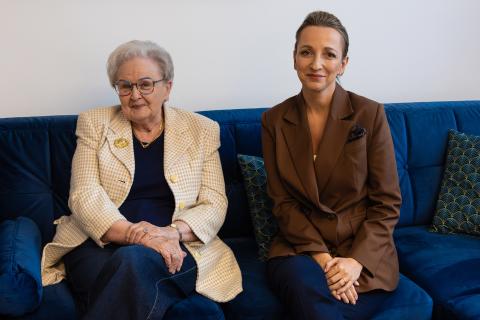 Ewa Łętowska i Sylwia Gregorczyk-Abram uśmiechają się, pozując do zdjęcia na kanapie