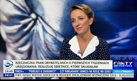 na rzucie ekranu RPO Sylwia Gregorczyk-Abram w studiu TVN 24, na pasku napis rzeczniczka praw obywatelskich o pierwszych tygodnaich urzędowania: realizuję obietnice, które składałam