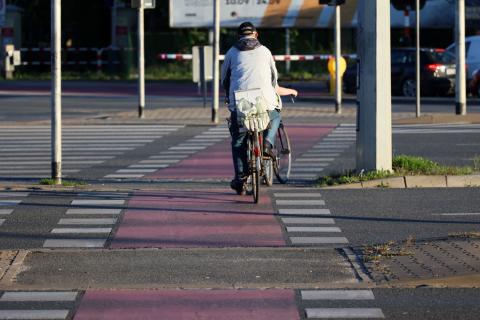 Rowerzysta przejeżdżający przez ulicę po oznakowanym przejeździe dla rowerów