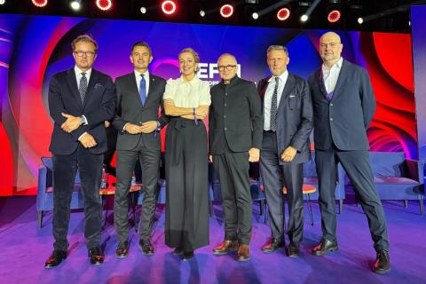 Sześć osób pozuje do wspólnego zdjęcia na stojąco
