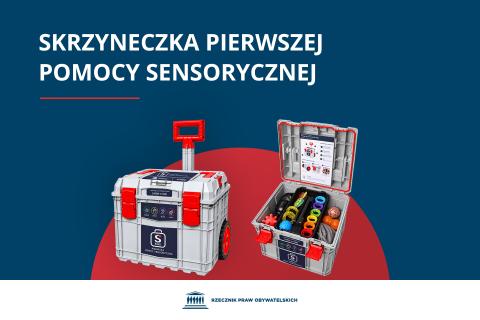 Plansza z napisem "Skrzyneczka Pierwszej Pomocy Sensorycznej" i wizualizacją skrzynki zawierającej m.in. słuchawki wyciszające, przedmioty do docisku, piłeczki antystresowe pomoce manipulacyjne i materiały instruktażowe