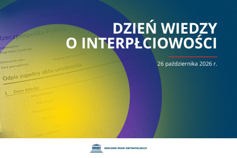 Plansza z tekstem "Dzień Wiedzy o Interpłciowości - 26 października 2026 r." i ilustracją przedstawiającą symbol osób interpłciowych - fioletowy okrąg na żółtym tle oraz zdjęcie odpisu aktu urodzenia
