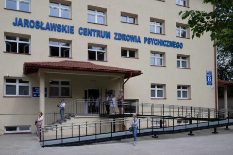 Kilkupiętrowy budynek z napisem "Jarosławskie Centrum Zdrowia Psychicznego"