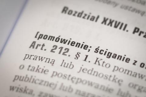 Zbliżenie na art. 212 kodeksu karnego z podpisem "pomówienie"