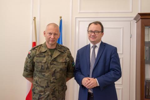 zdjęcie: mężczyzna w wojskowym mundurze i mężczyzna w garniturze stoją
