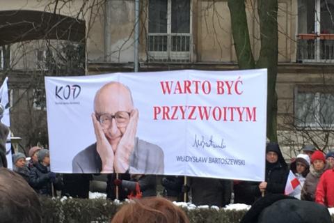 Zdjęcie: domy z lat 50. i banner z wizerunkiem Władysława Bartoszewskiego