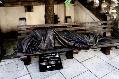 Pomnik przedstawiający postać śpiącą na ławce