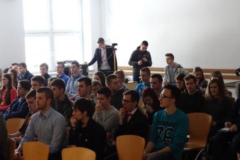 zdjęcie: kilkanaście młodych osób siedzi na sali