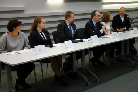 Na zdjęciu od lewej Zofia Nawrocka, Paula Nowek, dr Jarosław Zbieranek, dr Adam Bodnar, dr Monika Zima-Parjaszewska, Piotr Pawłowski